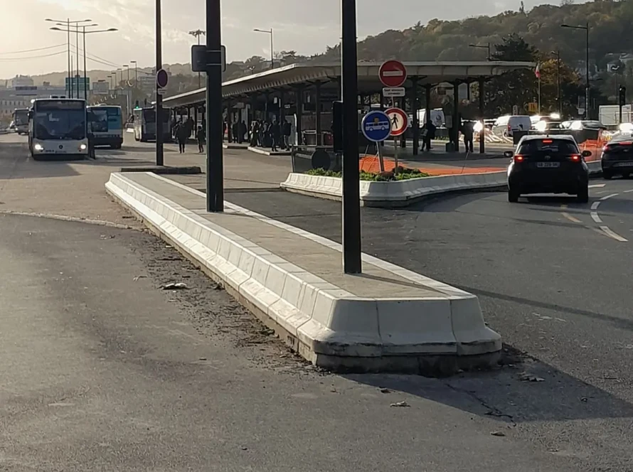 Pose-des-bordures-beton-AUTONOR®