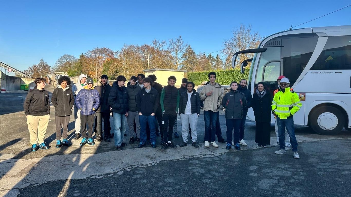 Photo de groupe des élèves du lycée Gustave Eiffel à Coubert
