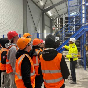 Élèves découvrant les étapes de préfabrication sur le site de Coubert